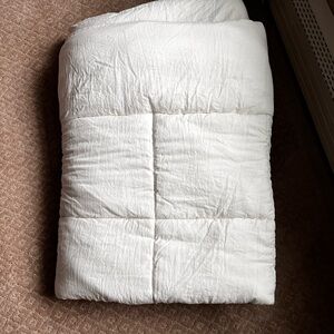 UGG XL Twin White Comforter with matching fitted /flat sheet/pillow case.